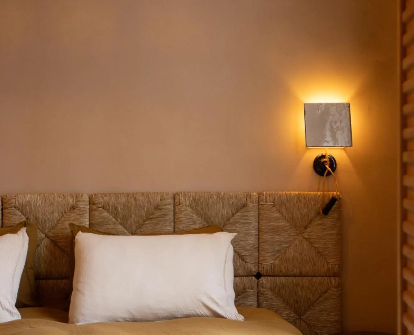 Le Clos Des Aromes Cassis 3*,  France